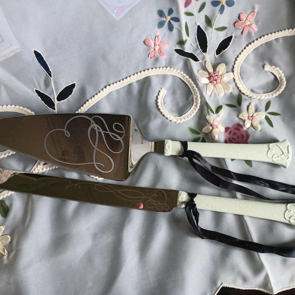 Mikasa Silver and Cream Cake Serving Set